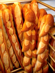 Un lot de baguettes dans une boulangerie photo