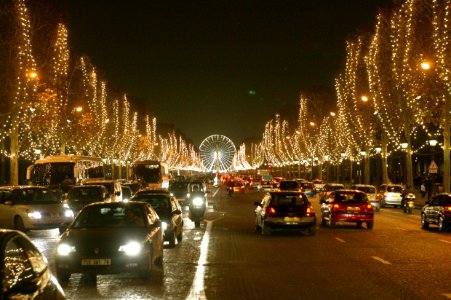 Avenue des Champs Elysées en hiver, la nuit photo