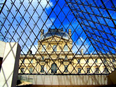 Reflet du Louvre dans la Pyramide du Louvre, Paris photo