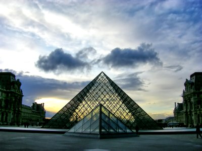 Pyramide du Louvre photo