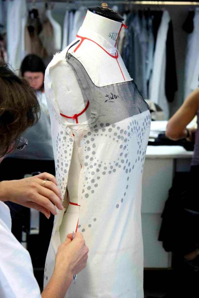 Travail sur une broderie d'une robe