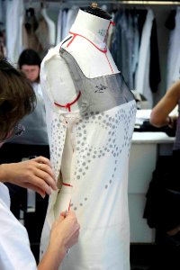 Travail sur une broderie d'une robe photo