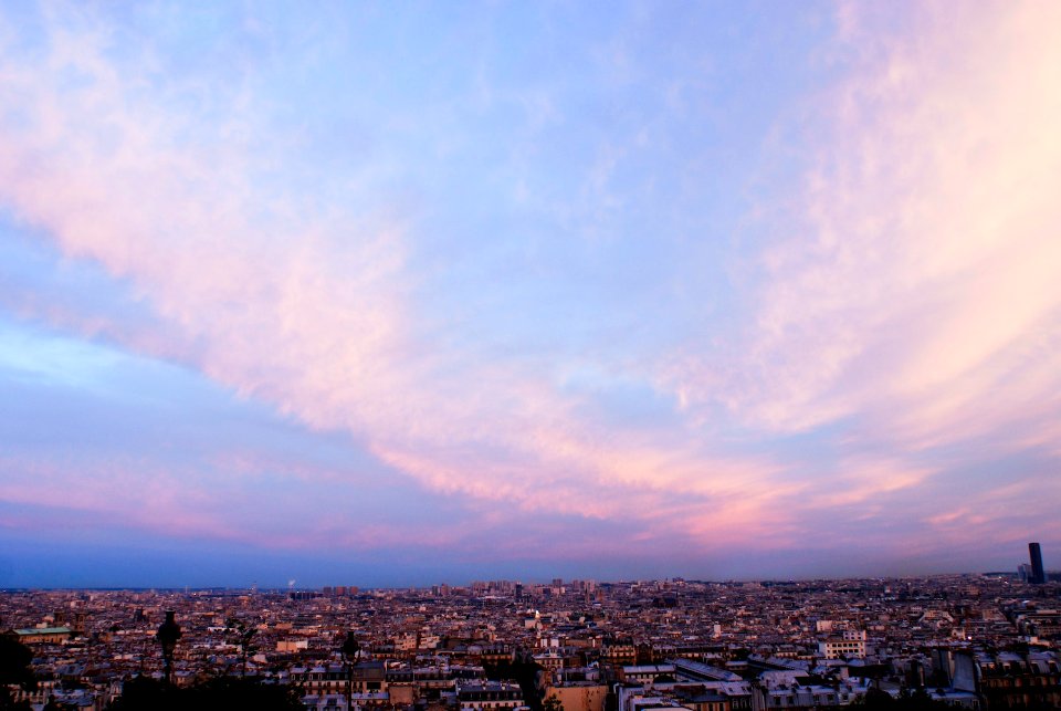 Vue sur les toits de Paris depuis la butte du Sacré Coeur de Montmartre