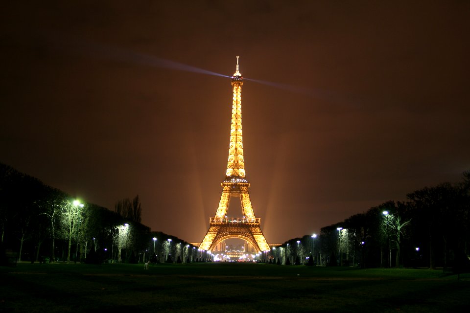 Tour Eiffel illuminée la nuit