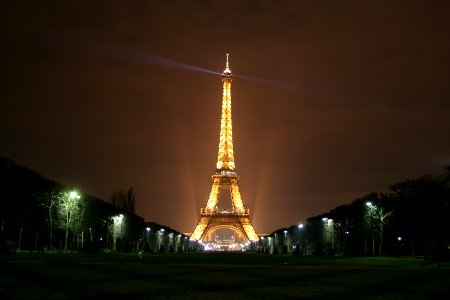 Tour Eiffel illuminée la nuit