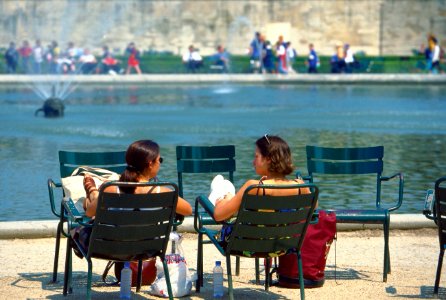 Repos devant un bassin du Jardin du Luxembourg photo