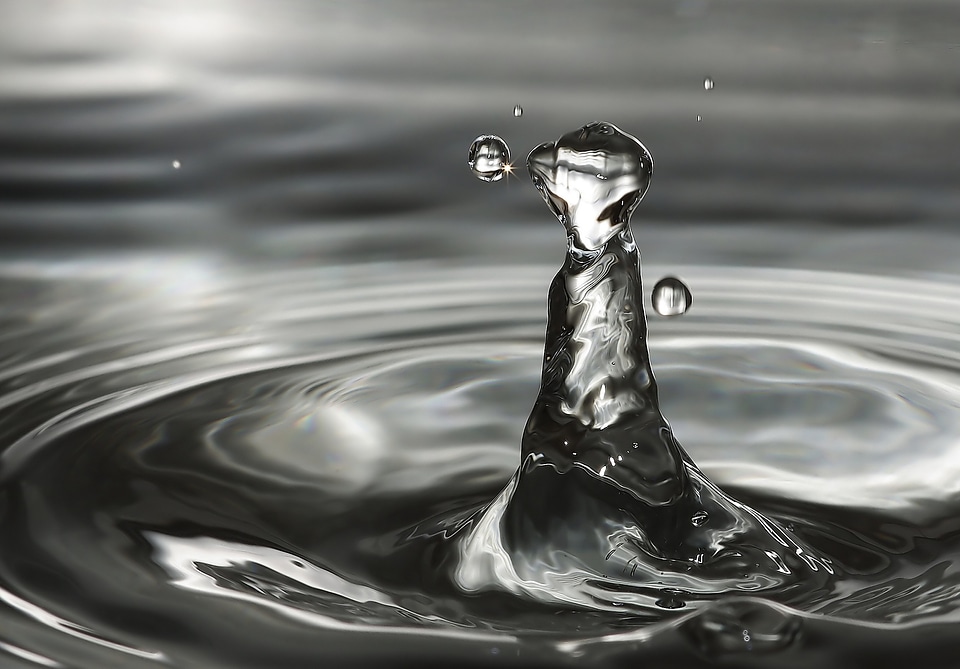 High-jumping water drop water kisses water drop of water