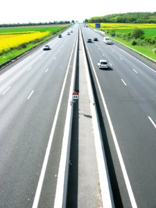Autoroute au milieu de la campagne