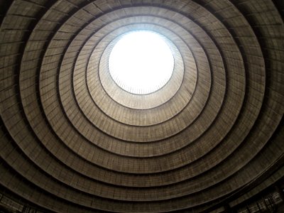 Lost Place Belgien Verlassenes Atomkraftwerk in Belgien. Der verlassene Kühlturm liegt in Charleroi, die drittgrösste Gemeinde in Belgien. Ehrlich gesagt ist Charleroi die wohl hässlichste Stadt, die ich je besucht hatte.