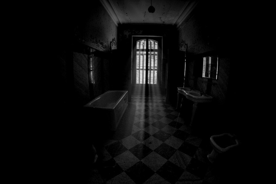 Monochromist  Lostplace in Frankreich. Creative commons Cc by 4.0 Credit: Wendelin Jacober   #abandonedplaces #abandoned #abandoned junkies #abandonedexcellence #abandonedcentral #abandonment issues #abandoned #abandoned royals