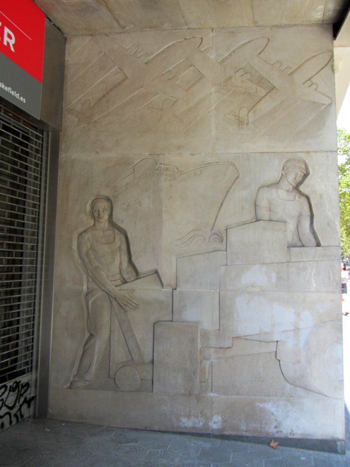 Relleu de l'entrada de servei - Passeig de Gràcia, 51 - Barcelona