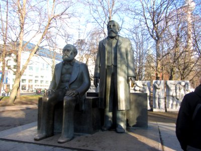 Marx und Engels (Engelhardts Bronzeskulptur) - Marx-Engels-Forum - Berlin photo