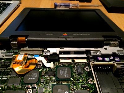 Powerbook 2400 take apart. It has a green light when I power it on. After putting it back together the issue persists.