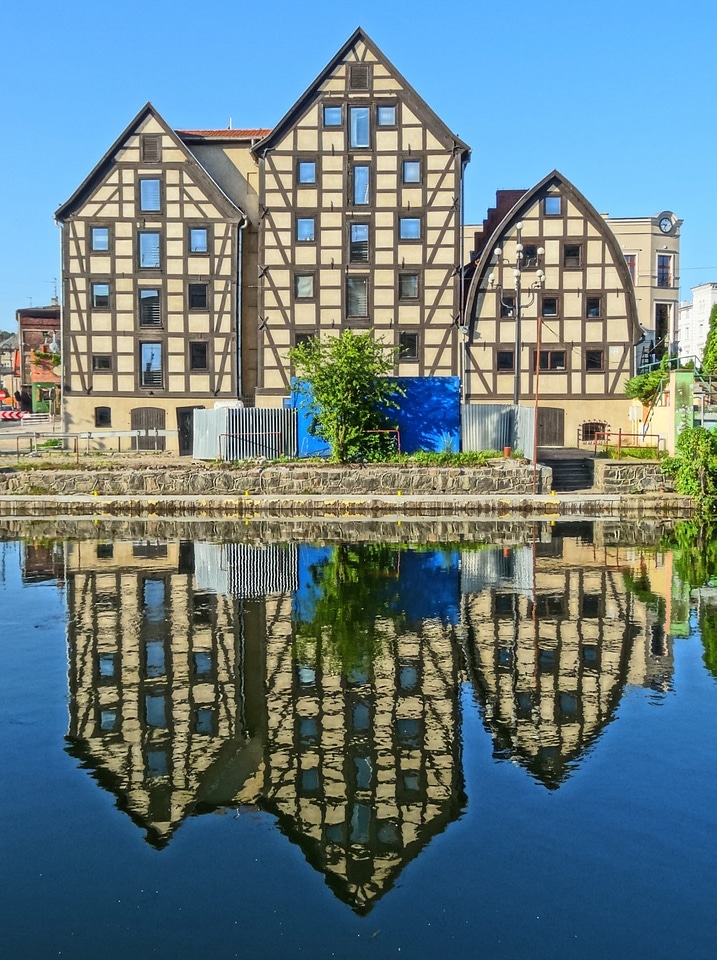 Timber framing reflection building