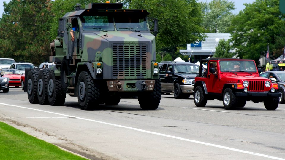 Oshkosh M1070 HET, Jeep Wrangler photo