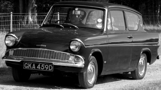 Ford Anglia 105e photo