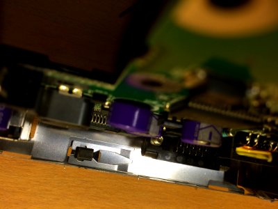 Powerbook 2400 take apart. It has a green light when I power it on. After putting it back together the issue persists.