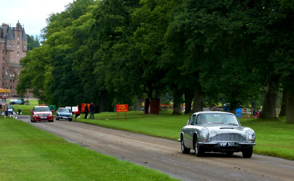 Aston Martin DB6, MG B GT, Mercedes C class (W204)
