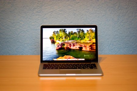 Macbook auf Tisch photo