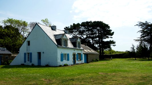 Maison blanche et bleue photo