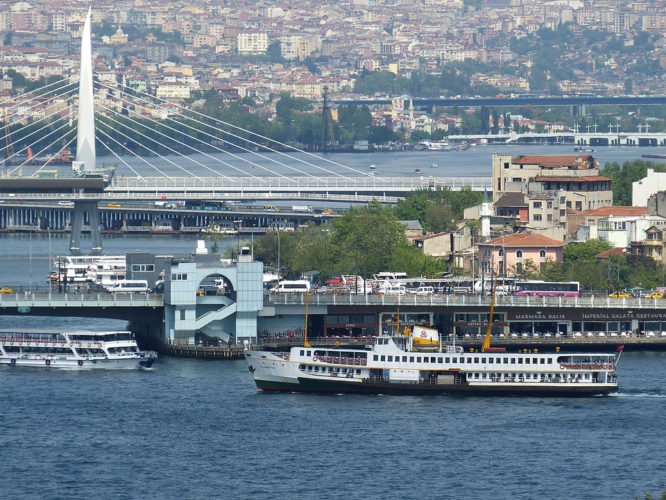 Shipping ship golden horn
