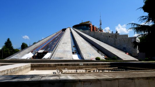 Pyramide de Tirana photo