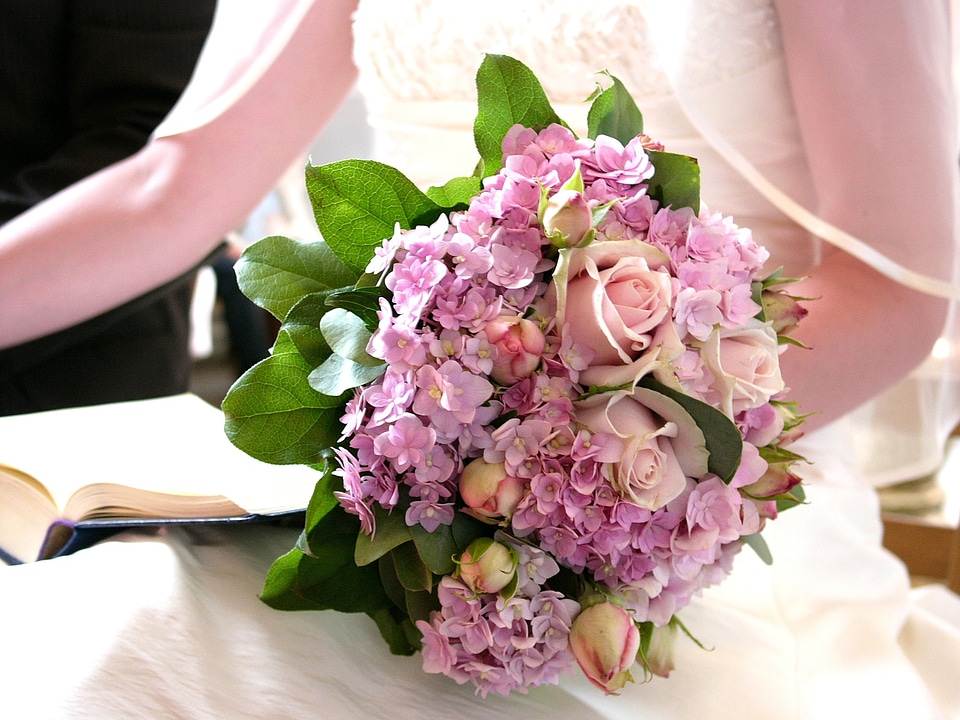 Wedding bridal bouquet breach