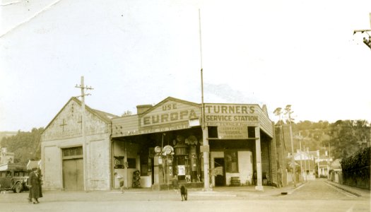 Turner's Service Station, corner of King Street and MacKenzie Street (now 4 Moat Street) c1930 photo