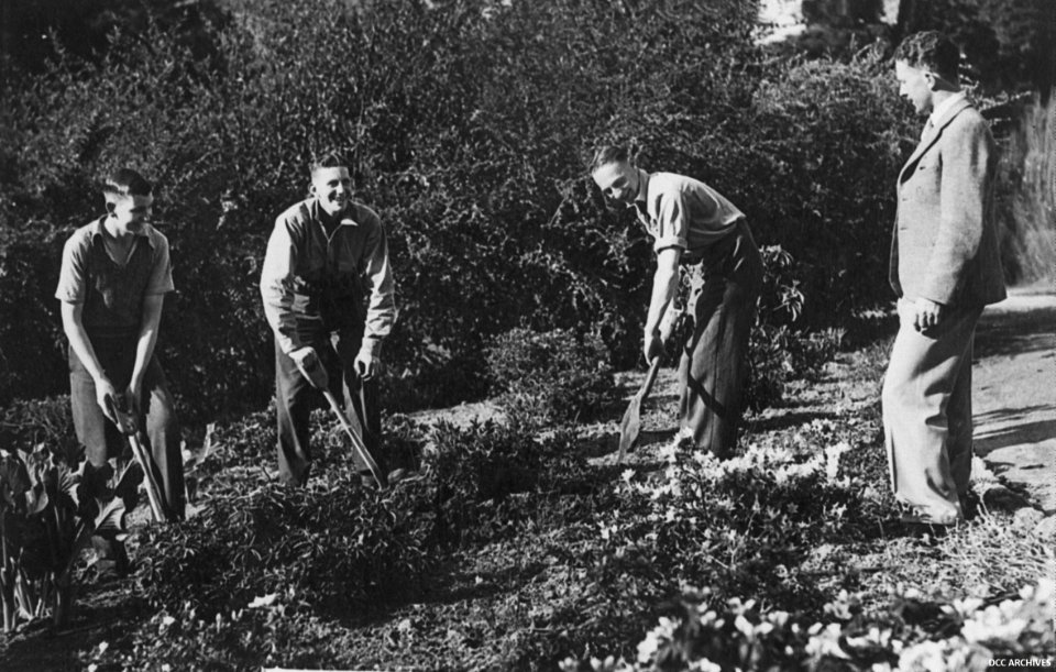 Apprentices working at the Dunedin Botanic Gardens, c1934