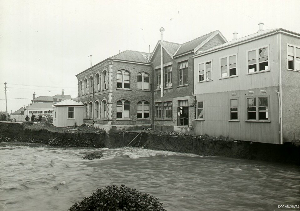 Leith in flood at Union Street Bridge showing Dental School (now the Staff Club), University of Otago - 1923 Floods in Dunedin