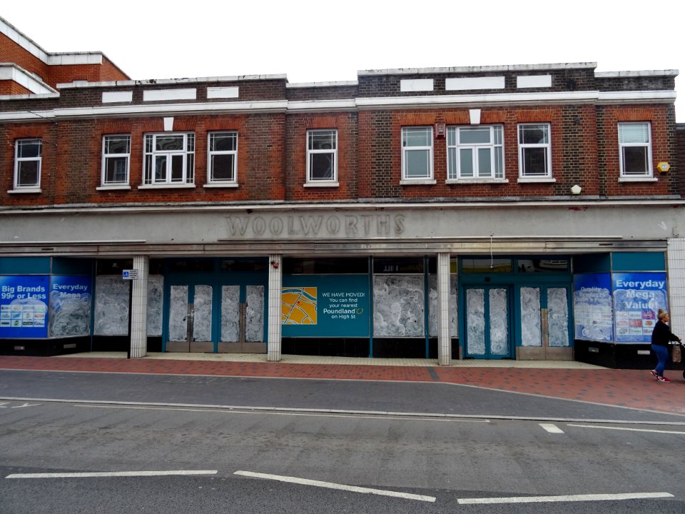 WOOLWORTHS STORE TONBRIDGE 2017. 99p Stores / Poundland moved over the road. So the outline of the old WOOLWORTHS sign is back. 😀