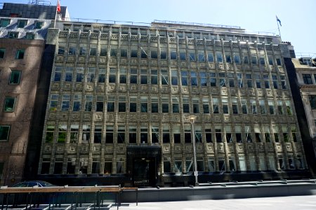 1914, by Ber1age. No 32 has narrow frontage with short return to east. Nos 1 to 4 form a long, separate frontage, connected at rear. 6 storeys, Nos 1 and 2 set back. Polished black marble to base, doorways etc. Upper faced with faience: pronounced vertica