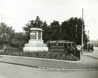 Rev Dr Stuart Memorial, near Queens Gardens c1920s