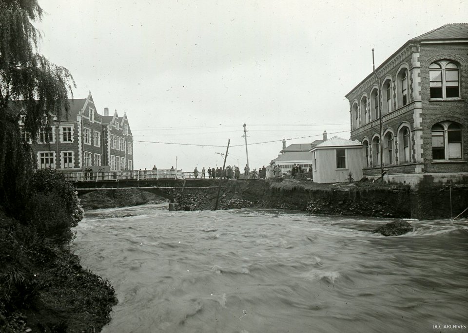 Leith in flood at Union Street Bridge showing Dental School and Home Sciences Building, University of Otago - 1923 Floods in Dunedin