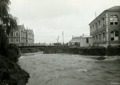 Leith in flood at Union Street Bridge showing Dental School and Home Sciences Building, University of Otago - 1923 Floods in Dunedin