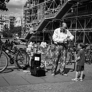 Child clown centre pompidou photo