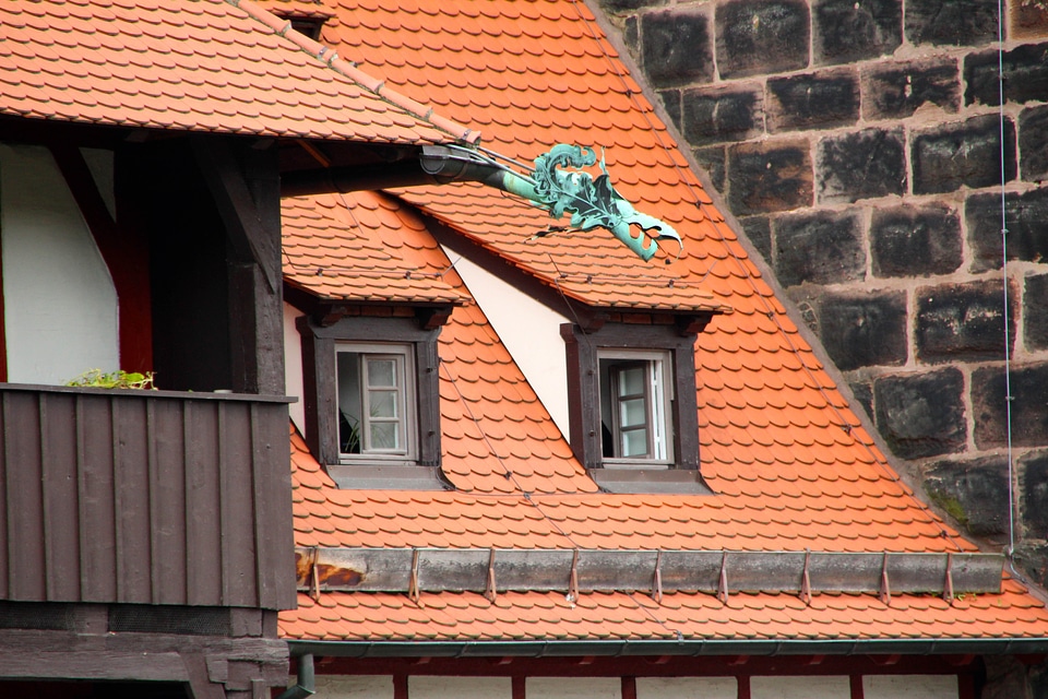 Truss maintained building