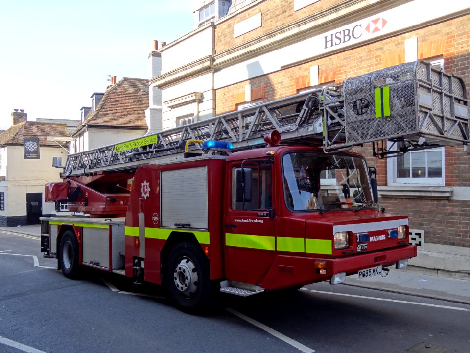 P685MKJ Ladder Kent Fire & Rescue