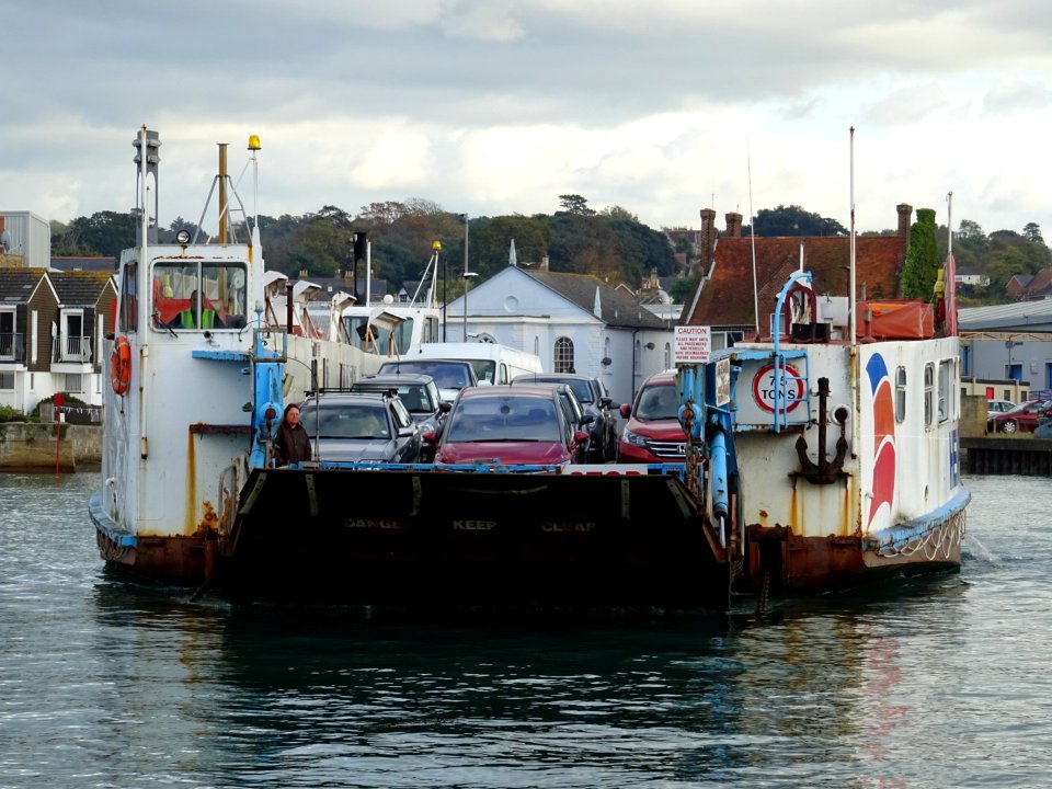 COWES to East COWES chain ferry, Floating Bridge.