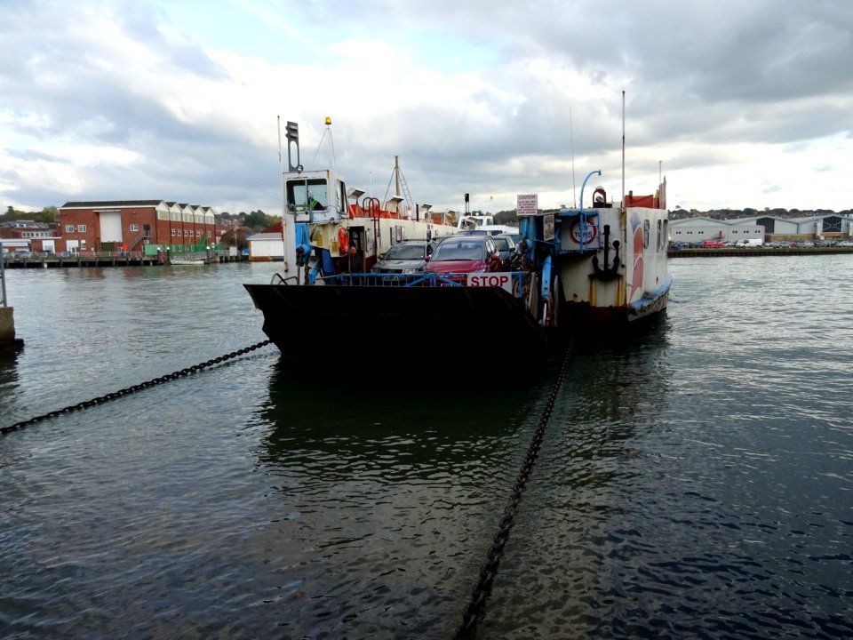 COWES to East COWES chain ferry, Floating Bridge.