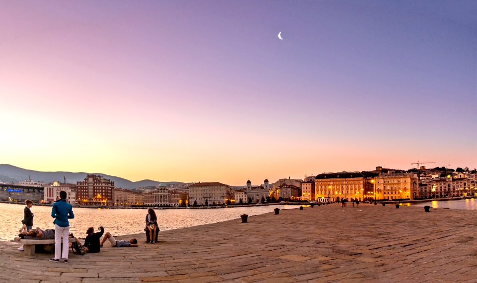 Triest - kids, Port before sunrise after the party