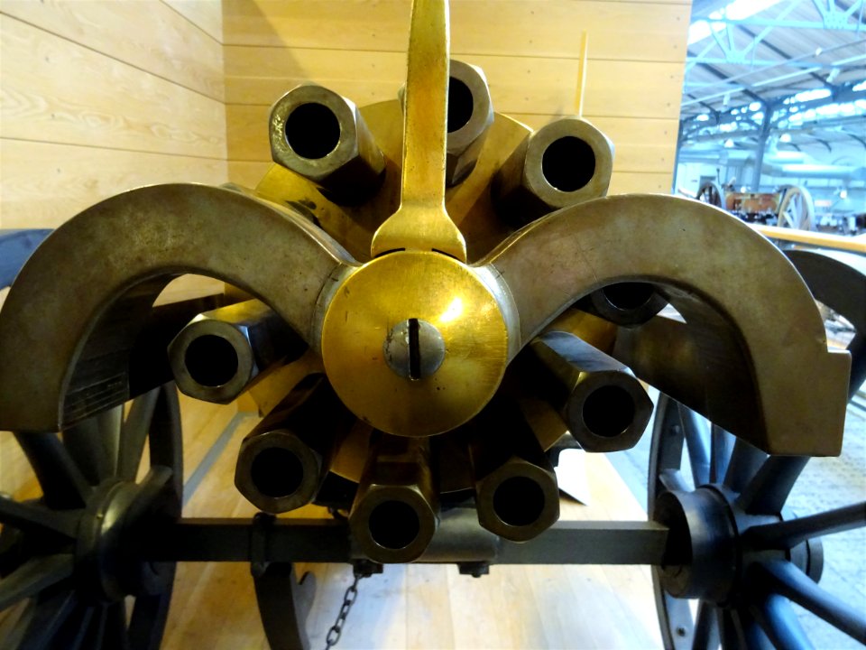 MACHINE GUN