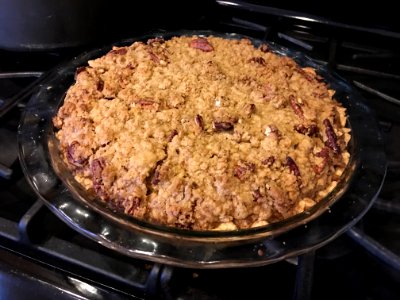Apple pie with pecan crumble crust