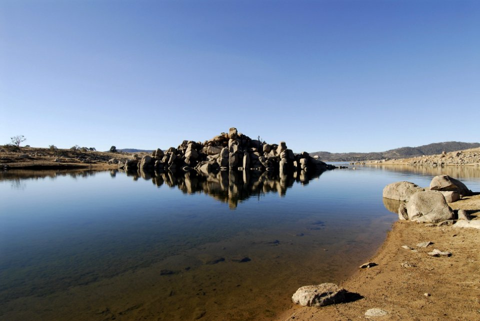 Lake Jindabyne - Curiosity rocks - NSW Snowy Mountains