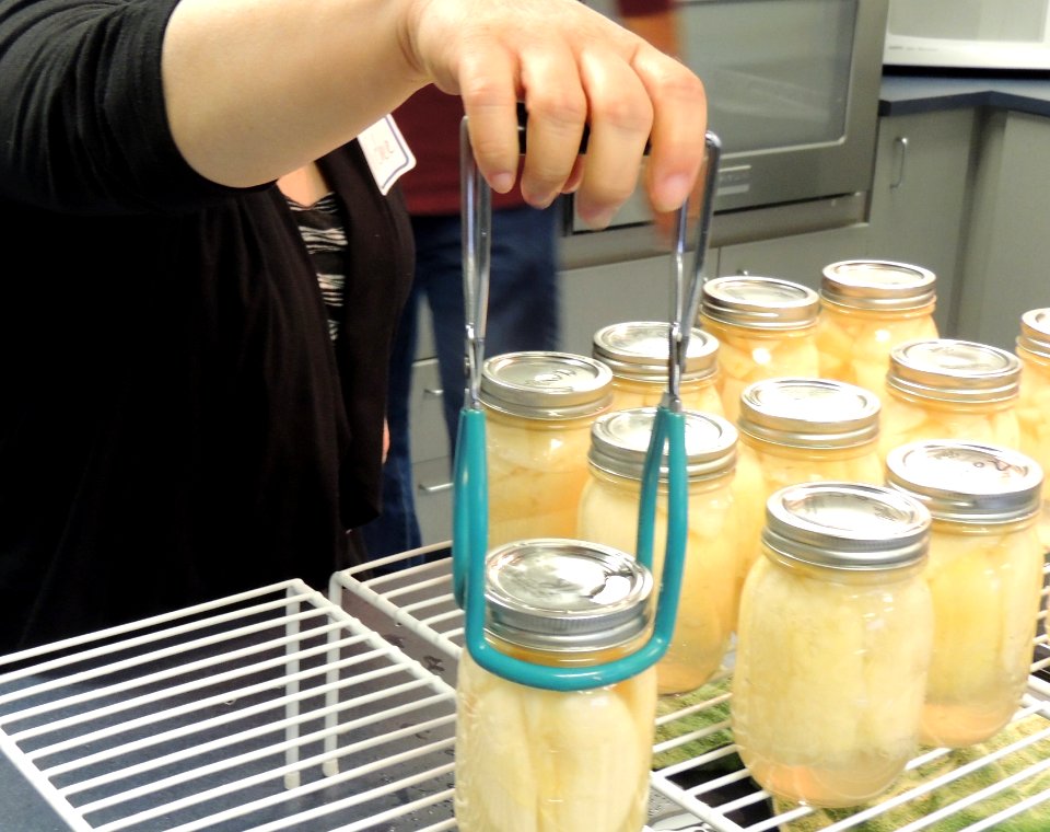 Lifting jars out of canner