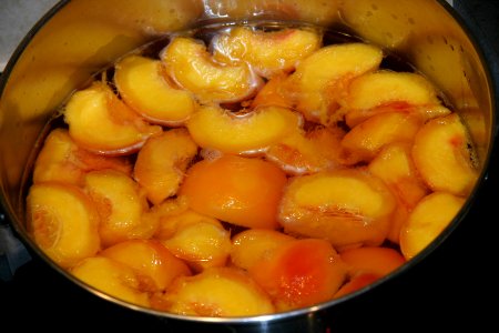 Preparing peaches for hot packing