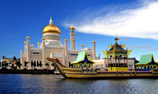 Sultan Omar Ali Saifuddien Mosque. Brunei.. photo