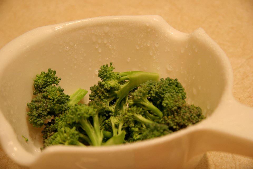 Cut and rinsed broccoli ready for blanching