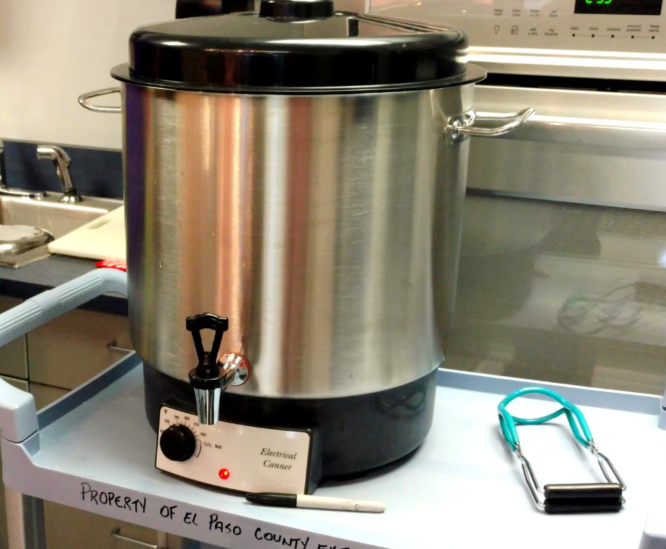 Electric boiling water bath canner and jar lifter