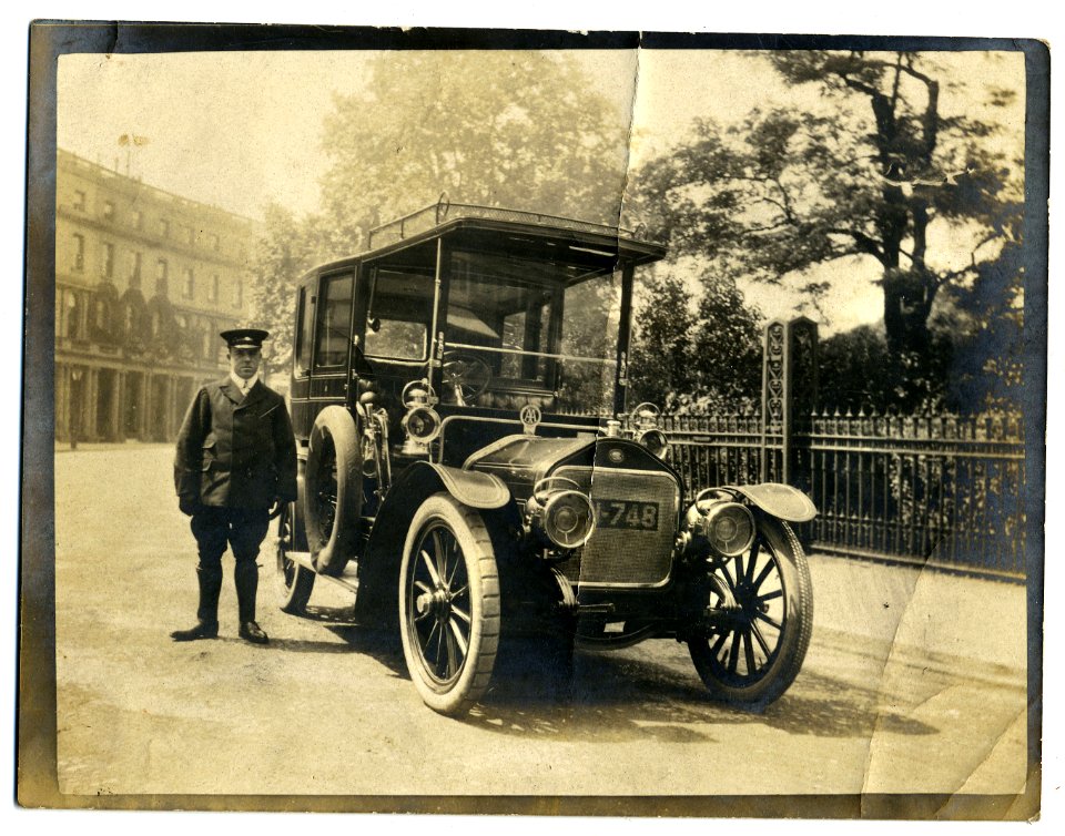 Wolseley-Siddeley limousine and chauffeur, London c1906-1907